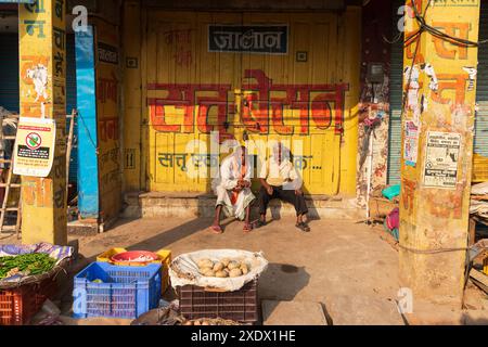 India, Uttar Pradesh, Varanasi, Bangali Tola. Uomini che vendono verdure. Foto Stock