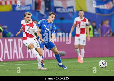 Lipsia, Germania. 24 giugno 2024. Lovro Majer (L) di Croazia e Nicolo fagioli (R) di Italia visti in azione durante la partita UEFA Euro 2024 tra le squadre nazionali croate e italiane alla Red Bull Arena. Punteggio finale: Croazia 1:1 Italia. (Foto di Federico Titone/SOPA Images/Sipa USA) credito: SIPA USA/Alamy Live News Foto Stock