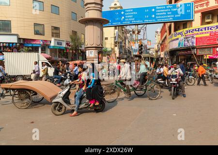 India, Uttar Pradesh, Varanasi, Bangali Tola. Moto e moto affollano la strada. Foto Stock