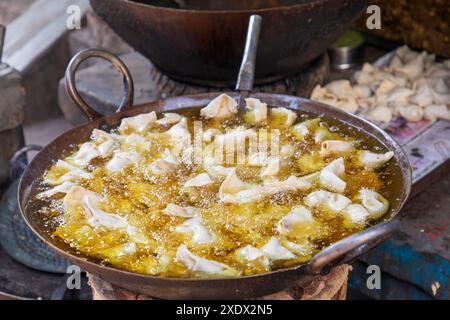 India, Uttar Pradesh, Varanasi, Bangali Tola. Gnocchi che friggono. Foto Stock