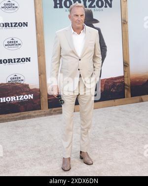 Los Angeles, Stati Uniti. 24 giugno 2024. Kevin Costner arriva all'HORIZON: AN AMERICAN SAGA CHAPTER 1 Los Angeles Premiere tenutasi al Regency Village Theatre di Westwood, CALIFORNIA, lunedì 24 giugno 2024. (Foto di Sthanlee B. Mirador/Sipa USA) credito: SIPA USA/Alamy Live News Foto Stock