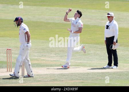 Matthew Potts nel bowling per Durham durante Essex CCC vs Durham CCC, Vitality County Championship Division 1 Cricket al Cloud County Ground Foto Stock