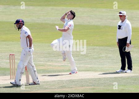 Matthew Potts nel bowling per Durham durante Essex CCC vs Durham CCC, Vitality County Championship Division 1 Cricket al Cloud County Ground Foto Stock