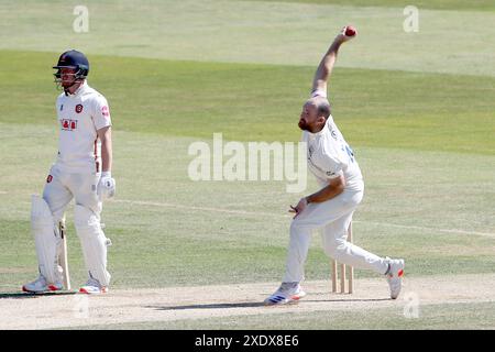 Ben Raine nel bowling per Durham durante Essex CCC vs Durham CCC, Vitality County Championship Division 1 Cricket al Cloud County Ground on 2 Foto Stock