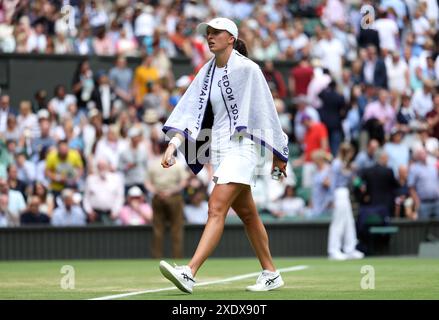 Foto del file datata 25/06/24 di IgA Swiatek. Wimbledon inizia lunedì con Carlos Alcaraz che chiede di mantenere il titolo e Andy Murray che combatte per essere in grado di affrontare un ultimo hurrah. IgA Swiatek è, per una certa distanza, la migliore giocatrice al mondo, ma la ventiduenne polacca non ha mostrato alcuna inclinazione ad adattare il suo notevole talento l'erba di Wimbledon, dove il suo miglior risultato è stato l'anno scorso??? Ai quarti di finale. Data di pubblicazione: Martedì 25 giugno 2024. Foto Stock