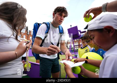 Foto del file datata 21/06/24 di Jack Draper, che si dirige a Wimbledon come numero uno britannico, seminato per la prima volta, e cavalca la cresta di un'onda dopo aver vinto il suo titolo inaugurale ATP. Il ventiduenne ha persino battuto il campione SW19 in carica Carlos Alcaraz, mentre si recava ai quarti di finale al Queen's Club. Data di pubblicazione: Martedì 25 giugno 2024. Foto Stock