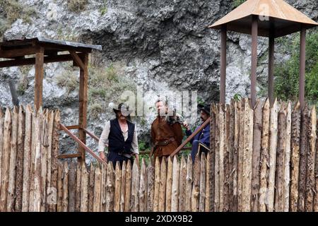 Szene mit Alexader Klaws und Jan Hartmann beim Pressetermin mit Ausschnitten aus dem Stück Winnetou II - Ribanna und Old Firehand der 71. Karl-May-Spiele 2024 im Freilichttheater am Kalkberg. Bad Segeberg, 21.06.2024 Pressetermin mit Ausschnitten aus dem Stück Winnetou II - Ribanna und Old Firehand der 71. Karl-May-Spiele 2024 im Freilichttheater am Kalkberg., Bad Segeberg Schleswig-Holstein Deutschland Arena am Kalkberg *** scena con Alexader Klaws e Jan Hartmann all'evento stampa con estratti dalla commedia Winnetou II Ribanna e Old Firehand of the 71 Karl May Games 2024 all'open-ai Foto Stock