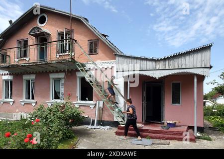 Non esclusiva: VASYLKIV, UCRAINA - 23 GIUGNO 2024 - Una donna e un ragazzo sono raffigurati in una casa danneggiata da un attacco missilistico russo, Vasylkiv, regione di Kiev, Foto Stock