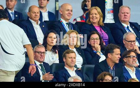 Francoforte, Germania. 23 giugno 2024. OLAF Scholz, Bundeskanzler Deutschland, Bernd Neuendorf, DFB Presidente Associazione calcistica tedesca, Annalena Baerbock, Gruene, GER Aussenministerin Nancy Faeser, SPD Bundesministerin des Innern und fuer Heimat der Bundesrepublik Deutschland nella partita di fase del gruppo A GERMANIA - SVIZZERA 1-1 dei Campionati europei UEFA 2024 il 23 giugno 2024 A Francoforte, Germania. Fotografo: ddp Images/STAR-Images credito: ddp media GmbH/Alamy Live News Foto Stock