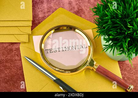 TESTIMONIANZA scritta su un pezzo di carta che esce da una busta di posta Foto Stock