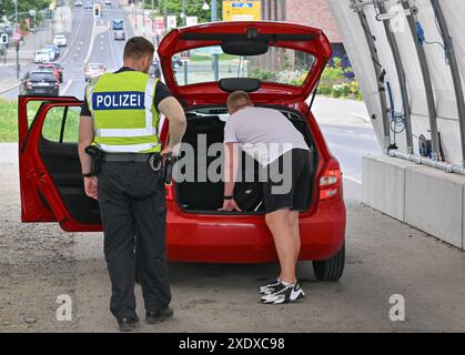 21 giugno 2024, Brandeburgo, Francoforte (Oder): Un ufficiale della polizia federale controlla un'auto che entra in Germania al valico di frontiera tedesco-polacco Stadtbrücke. Foto: Patrick Pleul/dpa Foto Stock