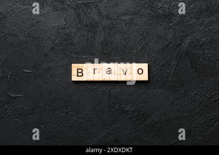 PAROLA BRAVO scritta su blocco di legno. TESTO BRAVO su tavola di cemento per il vostro desing, concetto. Foto Stock