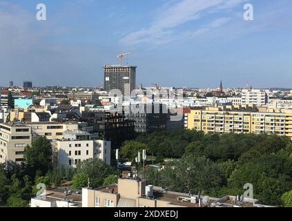 Postbank Tower - Dach weg, Fassade ab, für Rooftop-Bar und Büros neuer nome M50 - Der Design Tower Hoehe 89 m, 23 Geschosse, Landwehrkanal, Berlino, Kreuzberg, Hallesches Ufer, Grossbeerenstrasse, Moeckernstrasse, Möckernstrasse, Eigentümer Degewo Berlin und Art-Invest Real Estate Köln, Fotoaufnahme 10.06.2024 *** tetto della Postbank Tower off, facciata off, per bar sul tetto e uffici nuovo nome M50 The Design Tower altezza 89 m, 23 piani, Landwehrkanal, Berlino, Kreuzberg, Hallesches Ufer, Grossbeerenstrasse, Moeckernstrasse, Möckernstrasse, proprietario Degewo Berlin e Art Invest Real Estate Cologne, foto Foto Stock