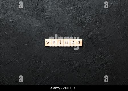 Valori parola scritta sul blocco di legno. i valori del testo in tabella, concetto. Foto Stock