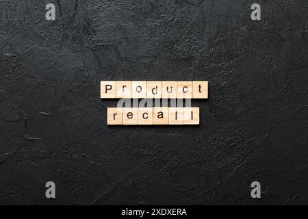 dicitura di richiamo del prodotto scritta su un blocco di legno. testo del richiamo del prodotto sulla tabella, concetto. Foto Stock