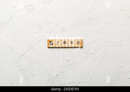 PAROLA BRAVO scritta su blocco di legno. TESTO BRAVO su tavola di cemento per il vostro desing, concetto. Foto Stock