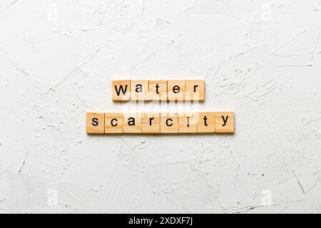 Parola di scarsità di acqua scritta su blocco di legno. Testo di scarsità di acqua sul tavolo di cemento per il vostro desing, concetto. Foto Stock