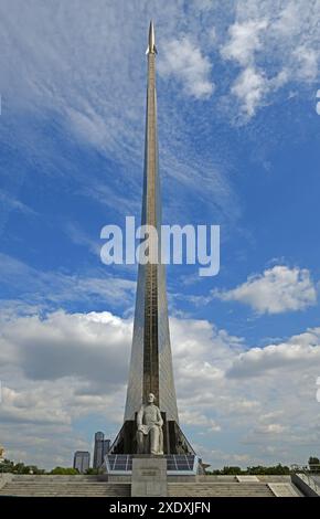Monumento a Konstantin Eduardovich Tsiolkovsky, scienziato russo e sovietico pioniere dell'astronautica e Monumento ai conquistatori dello spazio. Mo Foto Stock