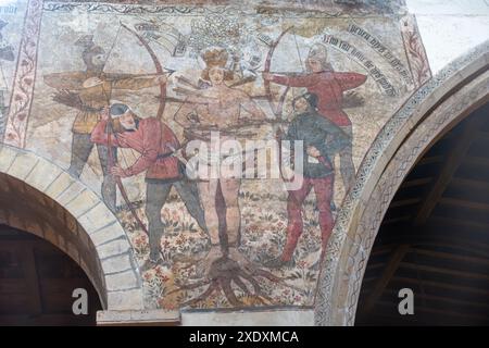 Pitture murali medievali o affreschi nella chiesa di San Pietro e San Paolo a Pickering, North Yorkshire, Inghilterra, Regno Unito. Martirio della pittura di St. Edmond Foto Stock