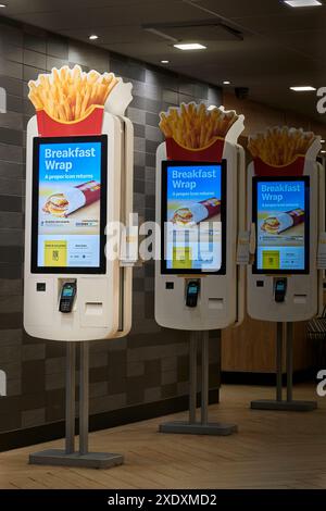 Punto di ordinazione presso il fast food Macdonald's, Cambridge, Inghilterra, in una giornata piovosa e umida. Foto Stock