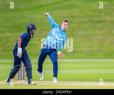 Freddie McCann bowling per l'Inghilterra Under 19 contro una squadra Young Lions Invitational Foto Stock