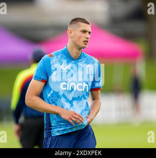 Harry Moore si prepara a ciotola per l'Inghilterra Under 19 in un match contro una squadra Young Lions Invitational Foto Stock