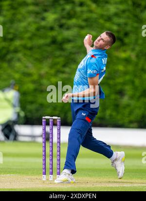 Harry Moore bowling per l'Inghilterra Under 19 in una partita contro una squadra Young Lions Invitational Foto Stock