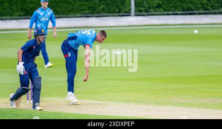 Harry Moore bowling per l'Inghilterra Under 19 in una partita contro una squadra Young Lions Invitational Foto Stock