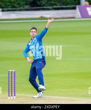 Freddie McCann bowling per l'Inghilterra Under 19 contro una squadra Young Lions Invitational Foto Stock