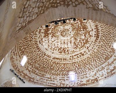 Interno a cupola del sultano Ibrahim Khan Mosqe, Fortezz Fortress, Rethymno, Creta, Grecia. Il complesso contiene anche il teatro Erofil, varie porte e chiese, la Casa dei Consiglieri, il Palazzo Vescovile, ecc. La fortezza del XVI secolo fu costruita dai veneziani che occuparono Creta nel 1204-1669 per proteggere la città dalle invasioni ottomane -Το Τζαμί του Σουλτάνου Ιμπραήμ Χαν, Φρούριο Φορτέτζα, Ρέθυμνο, Κρήτη, Ελλάδα. Foto Stock