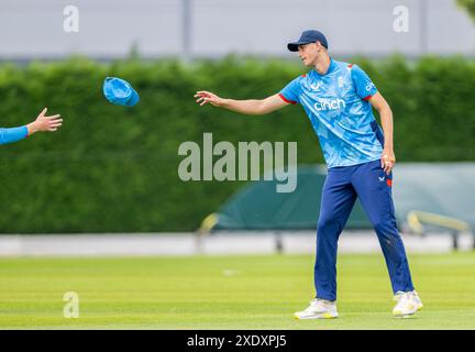 Harry Moore, giocatore dell'Inghilterra Under 19, viene gettato un cappellino durante la partita contro una squadra Young Lions Invitational Foto Stock