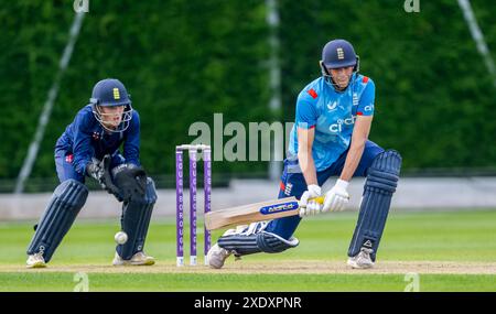 Harry Moore (Derbyshire) in battuta per l'Inghilterra Under 19 contro una squadra Young Lions Invitational Foto Stock
