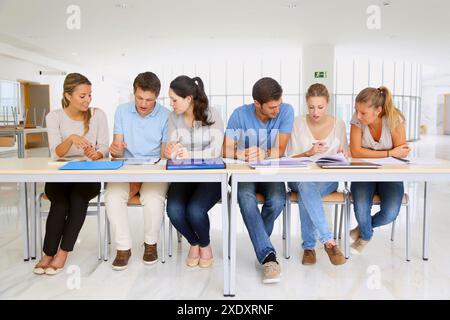 Studenti, Scuola di economia, UPV, EHU, Università dei Paesi Baschi, San Sebastian, Donostia, Gipuzkoa, Paesi Baschi, Spagna Foto Stock