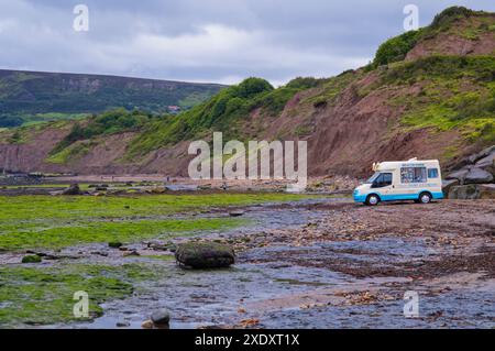 Beacon Farm, un tradizionale pulmino per gelati caseari sulla spiaggia di Robin Hoods Bay durante la bassa marea Foto Stock