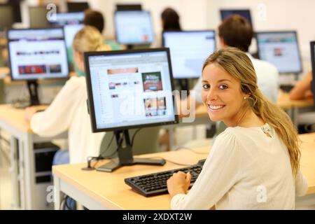 Gli studenti, la Scuola di Business, UPV, EHU, Università del Paese Basco, San Sebastian, Donostia, Gipuzkoa, Paesi Baschi Foto Stock