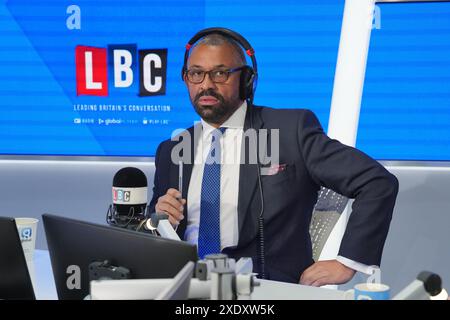 L'Home Secretary James partecipa abilmente a un dibattito dal vivo sull'immigrazione su Nick Ferrari di LBC a colazione presso i Global Studios di Leicester Square, Londra. Data foto: Martedì 25 giugno 2024. Foto Stock