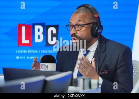 L'Home Secretary James partecipa abilmente a un dibattito dal vivo sull'immigrazione su Nick Ferrari di LBC a colazione presso i Global Studios di Leicester Square, Londra. Data foto: Martedì 25 giugno 2024. Foto Stock