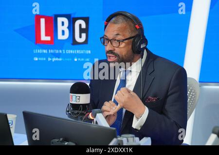 L'Home Secretary James partecipa abilmente a un dibattito dal vivo sull'immigrazione su Nick Ferrari di LBC a colazione presso i Global Studios di Leicester Square, Londra. Data foto: Martedì 25 giugno 2024. Foto Stock