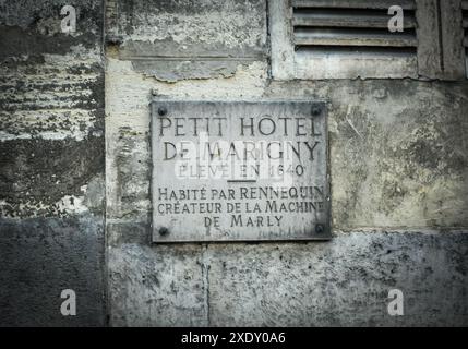 Targa di marmo di le Petit Hotel de Marigny. Rennequin visse lì e fu il creatore della Marly Machine, un sistema idraulico per pompare acqua Foto Stock