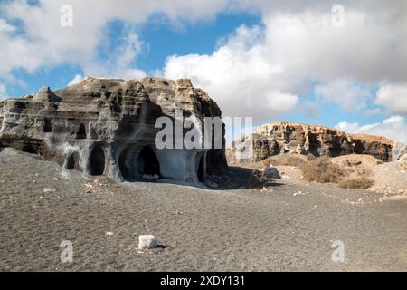 Parco naturale con varie formazioni rocciose create dall'erosione. Chiamata anche città stratificata. Cielo blu con nuvole bianche in inverno. Teseguite, Lanzar Foto Stock