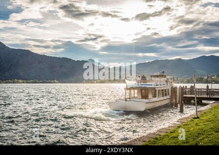 Geografia / viaggi, Germania, Baviera, nave passeggeri Kreuth sullo scalo di atterraggio a Tegernsee, INFORMAZIONI-DIRITTI-SUPPLEMENTARI-NON-DISPONIBILI Foto Stock