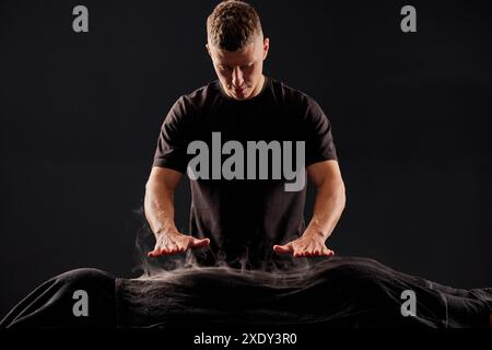 Cinese massaggio antincendio - Huo Liao terapia. La medicina tradizionale cinese, il fuoco di trattamento e bodycare concept Foto Stock