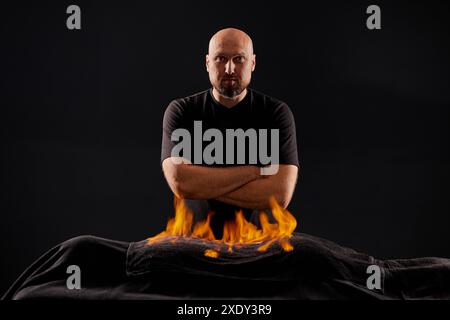 Cinese massaggio antincendio - Huo Liao terapia. La medicina tradizionale cinese, il fuoco di trattamento e bodycare concept Foto Stock