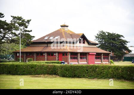 Le immagini mostrano alcuni punti di riferimento a Porthcawl Town, Bridgend, Galles del Sud, Regno Unito. Compreso il superstore Aldi di recente costruzione. Fuoco, anche stazioni ambulanze Foto Stock