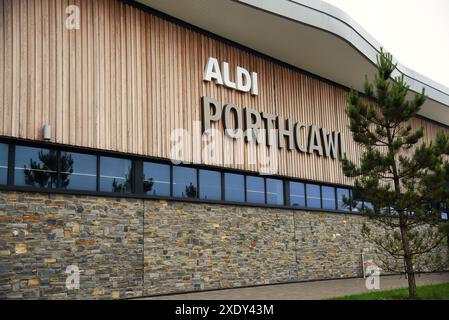 Le immagini mostrano alcuni punti di riferimento a Porthcawl Town, Bridgend, Galles del Sud, Regno Unito. Compreso il superstore Aldi di recente costruzione. Fuoco, anche stazioni ambulanze Foto Stock