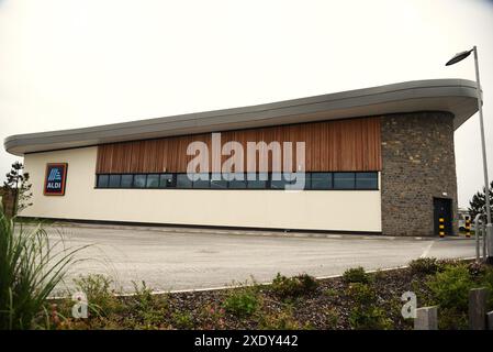 Le immagini mostrano alcuni punti di riferimento a Porthcawl Town, Bridgend, Galles del Sud, Regno Unito. Compreso il superstore Aldi di recente costruzione. Fuoco, anche stazioni ambulanze Foto Stock