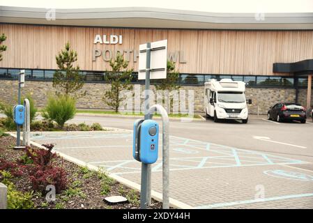 Le immagini mostrano alcuni punti di riferimento a Porthcawl Town, Bridgend, Galles del Sud, Regno Unito. Compreso il superstore Aldi di recente costruzione. Fuoco, anche stazioni ambulanze Foto Stock