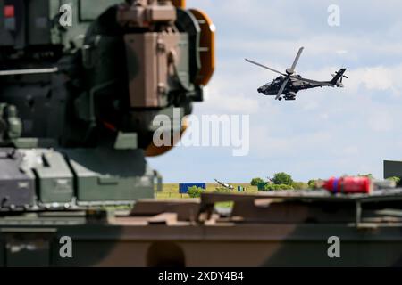 Carlisle, Regno Unito, 19-06-2024 King Willem Alexander durante l'esercitazione in elicottero TAC Blaze UK presso l'aeroporto di Carlisle nel Regno Unito. Questo esercizio del Defense Helicopter Command si concentra sull'addestramento al volo tattico basso in caso di minaccia radar ed evitando i sistemi radar nemici. Foto Stock