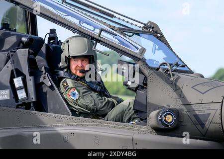 Carlisle, Regno Unito, 19-06-2024 King Willem Alexander durante l'esercitazione in elicottero TAC Blaze UK presso l'aeroporto di Carlisle nel Regno Unito. Questo esercizio del Defense Helicopter Command si concentra sull'addestramento al volo tattico basso in caso di minaccia radar ed evitando i sistemi radar nemici. Foto Stock