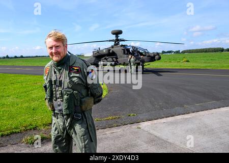 Carlisle, Regno Unito, 19-06-2024 King Willem Alexander durante l'esercitazione in elicottero TAC Blaze UK presso l'aeroporto di Carlisle nel Regno Unito. Questo esercizio del Defense Helicopter Command si concentra sull'addestramento al volo tattico basso in caso di minaccia radar ed evitando i sistemi radar nemici. Foto Stock